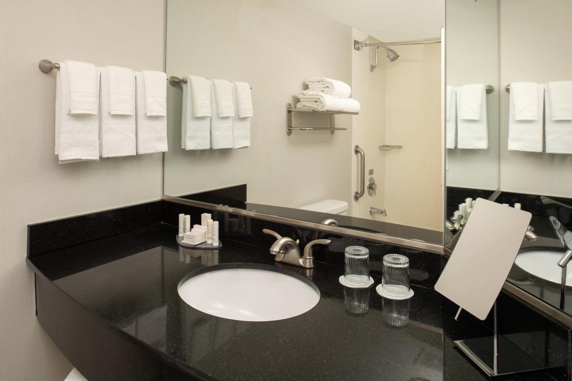 Courtyard By Marriott Portland Airport Hotell Exteriör bild