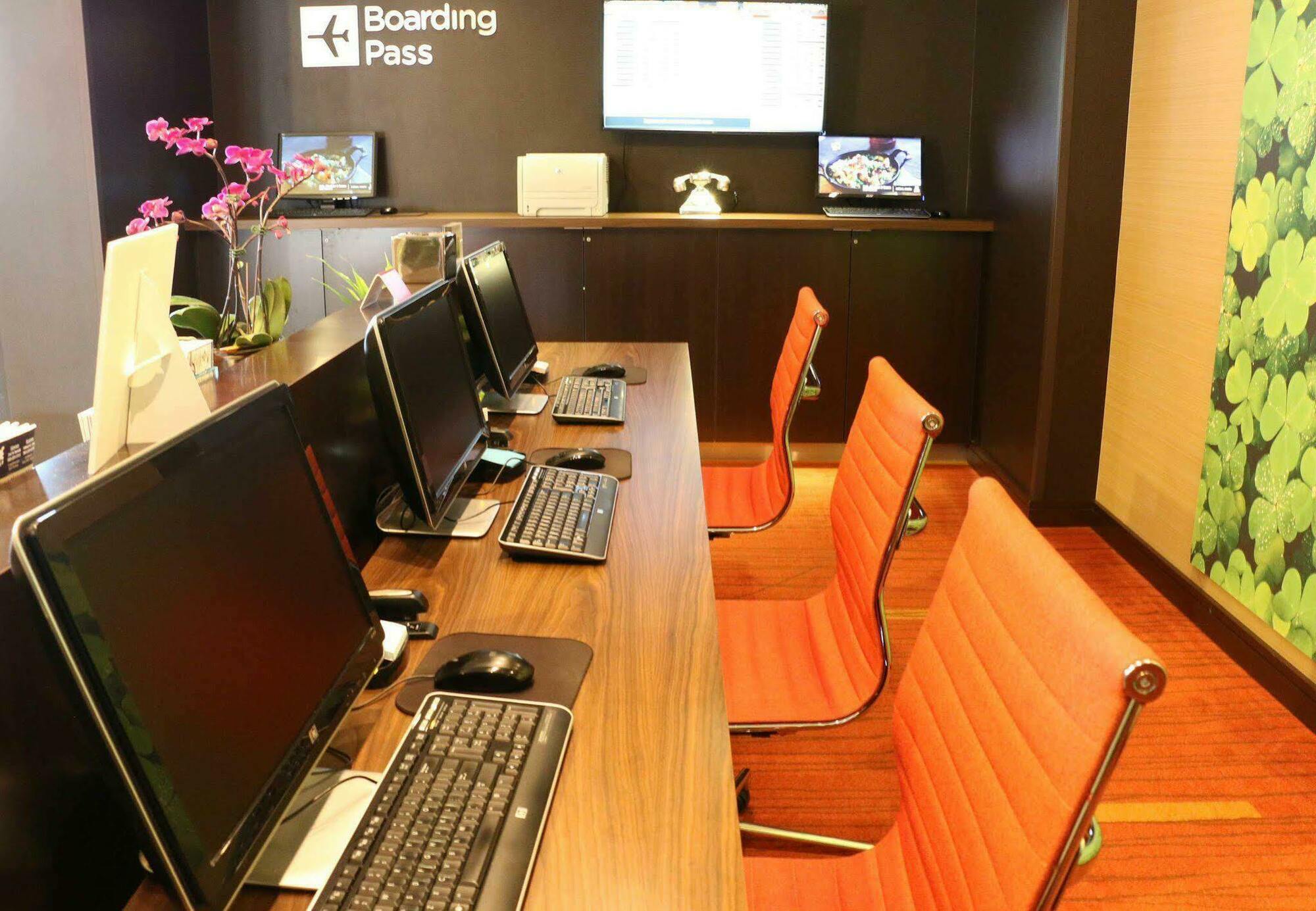 Courtyard By Marriott Portland Airport Hotell Exteriör bild